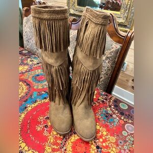 Fringed knee boots!👢great condition. Side zipper
